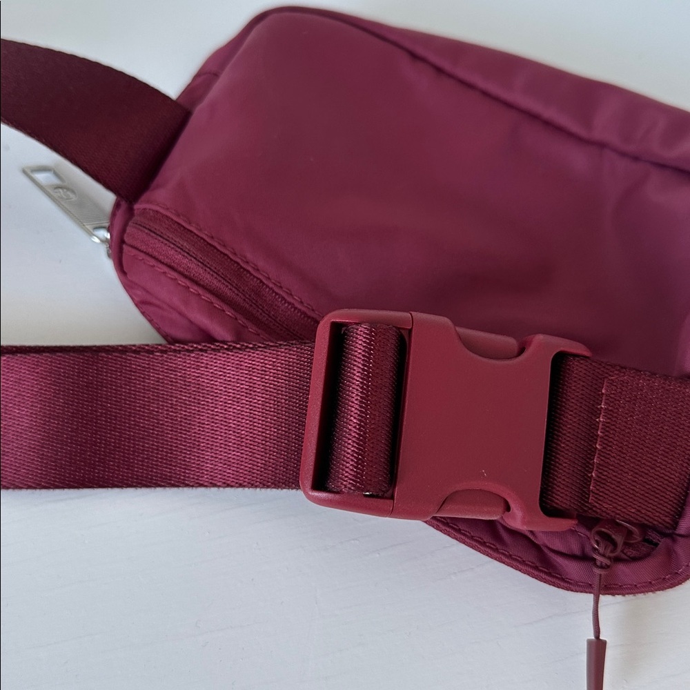 Lululemon Everywhere Adjustable Strap Belt Bag Burgundy Travel Vacation - Picture 9 of 12